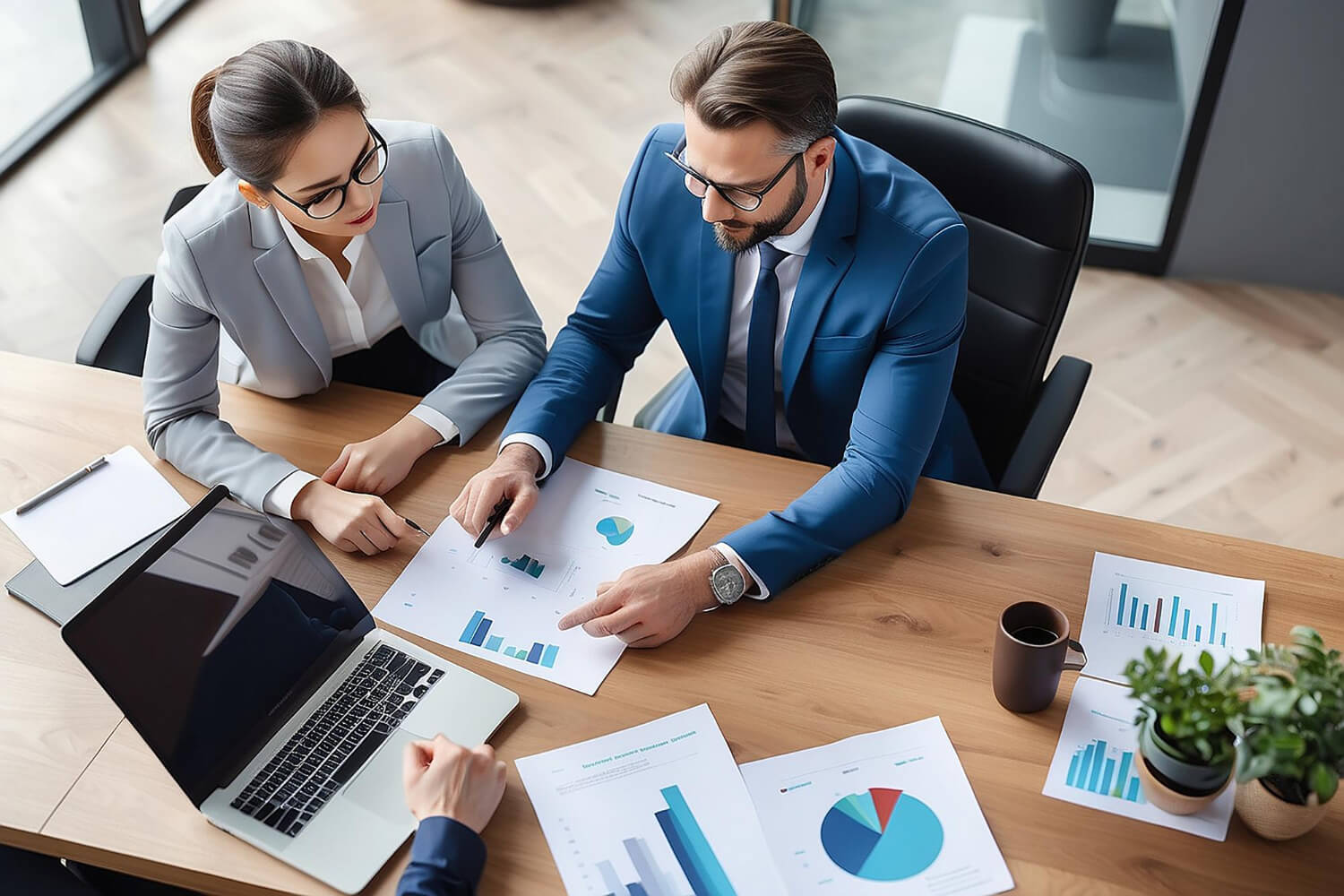 Profissionais analisando dados e gráficos em escritório moderno