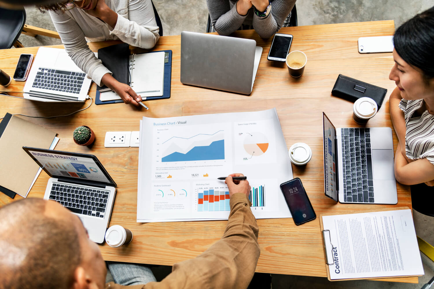 Reunião de negócios com foco em dados e estratégias